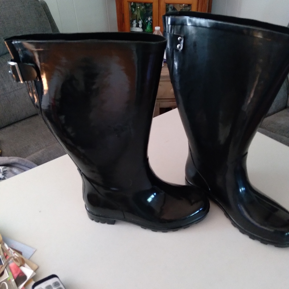 Wide calf Torrid rain boots